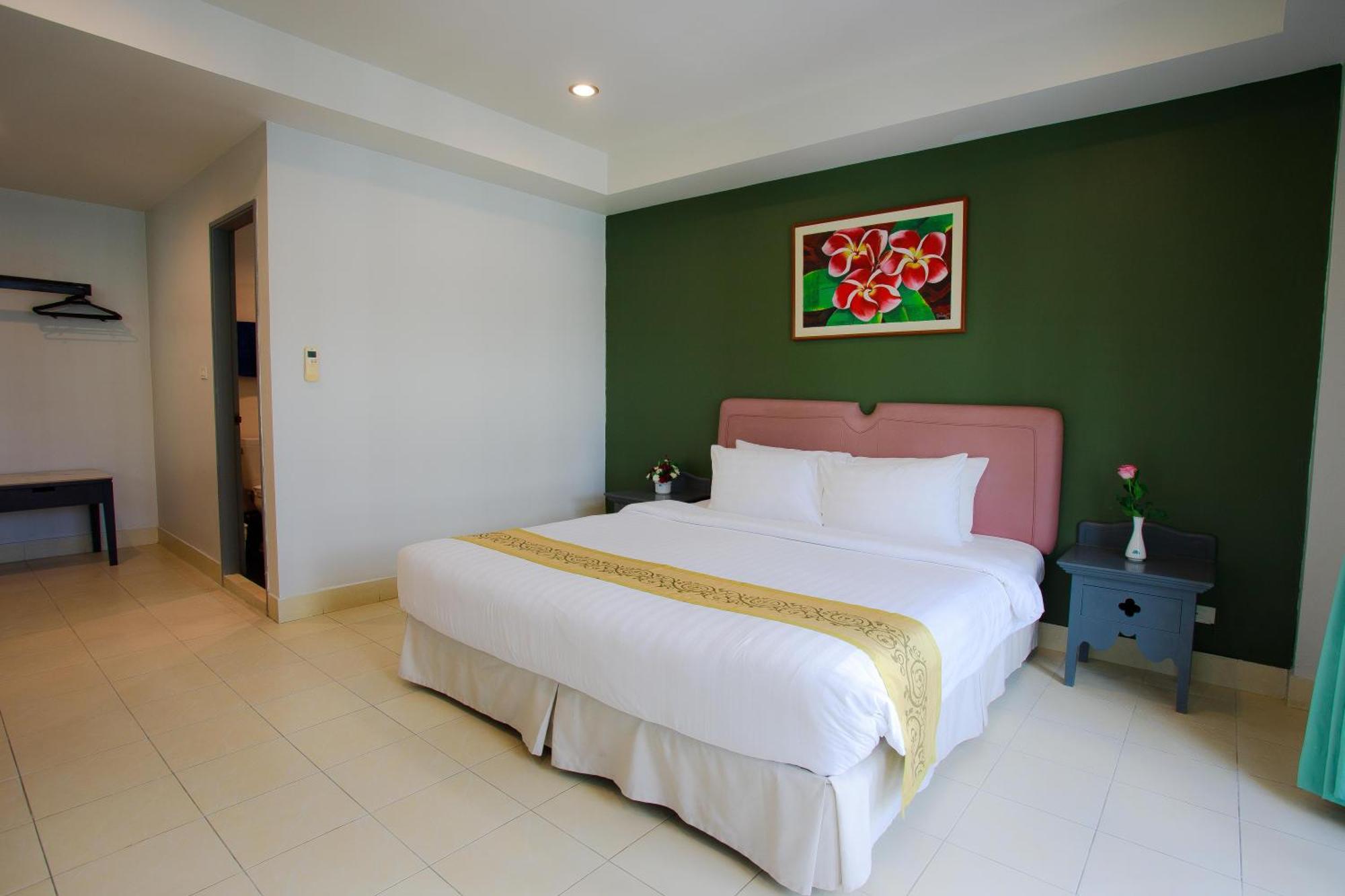 The Corner Apartment Patong Exterior photo